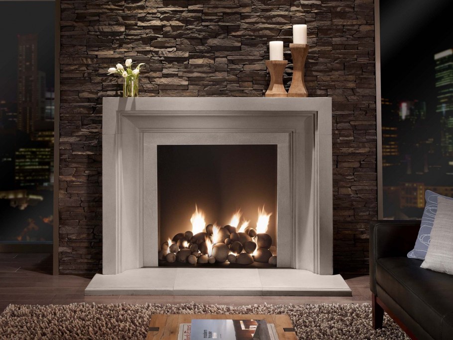 Белый каменный камин