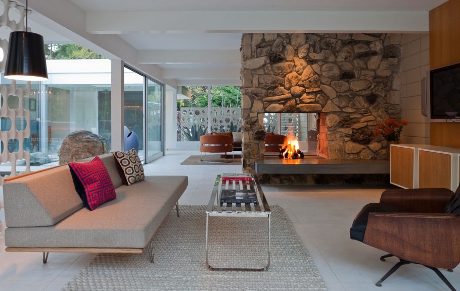 Каменный сквозной камин между комнатами