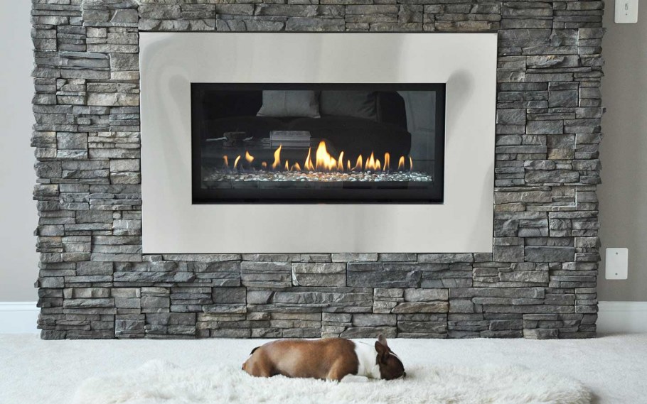 Современный камин камень