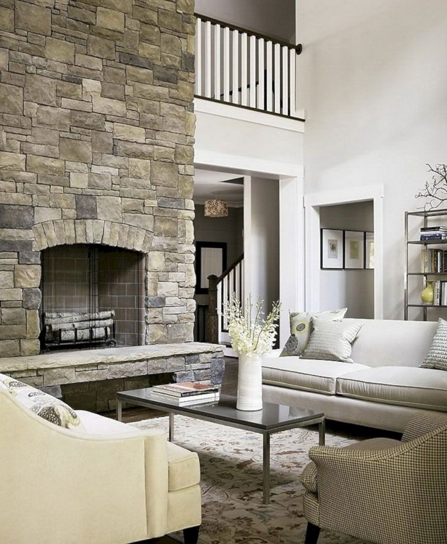 Каменный камин в гостиной