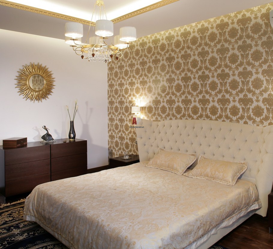 Золотистые шторы в спальню