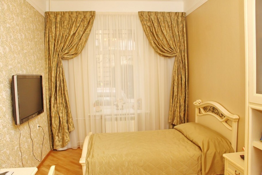 Спальня в золотисто бежевых тонах