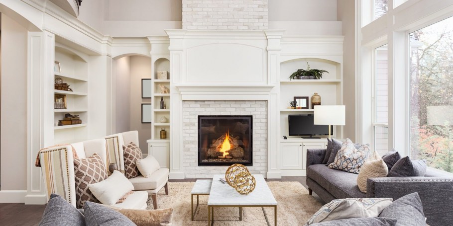 Искусственный камин в гостиной