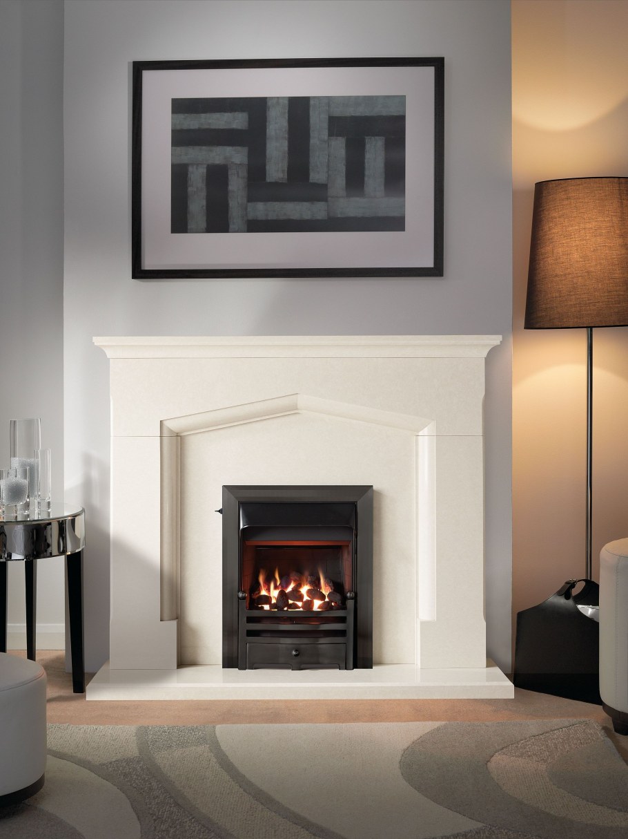 Зал с камином имитацией