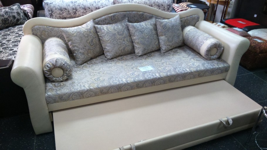 Красивый диван в интерьере