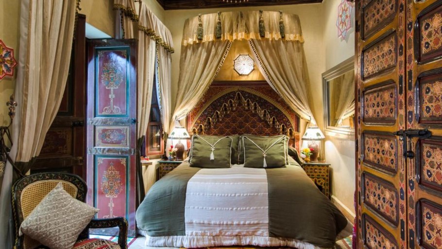 Спальня в марокканском стиле со шкафом