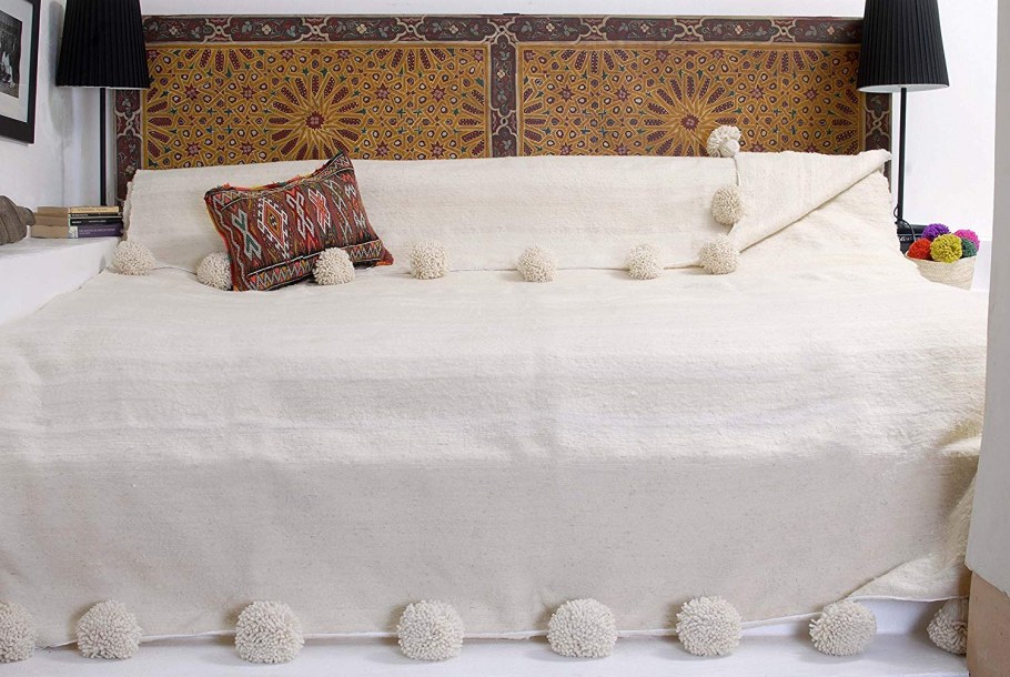 Марокканское покрывало с помпонами