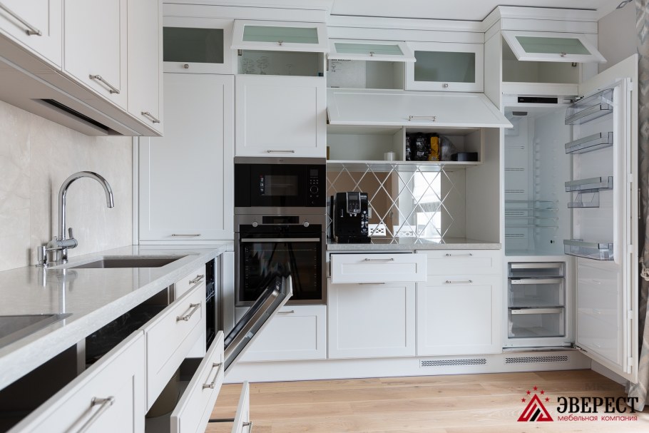 Двухуровневая кухня с фрезеровкой