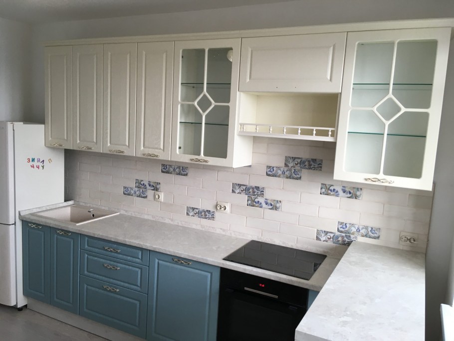 Кухни белые фасады с фрезеровкой и песочной столешницей