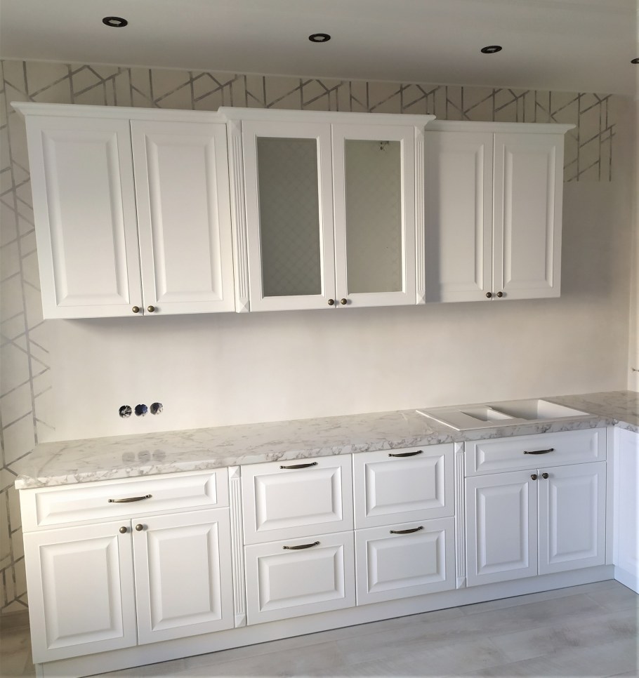 Бело деревянная кухня