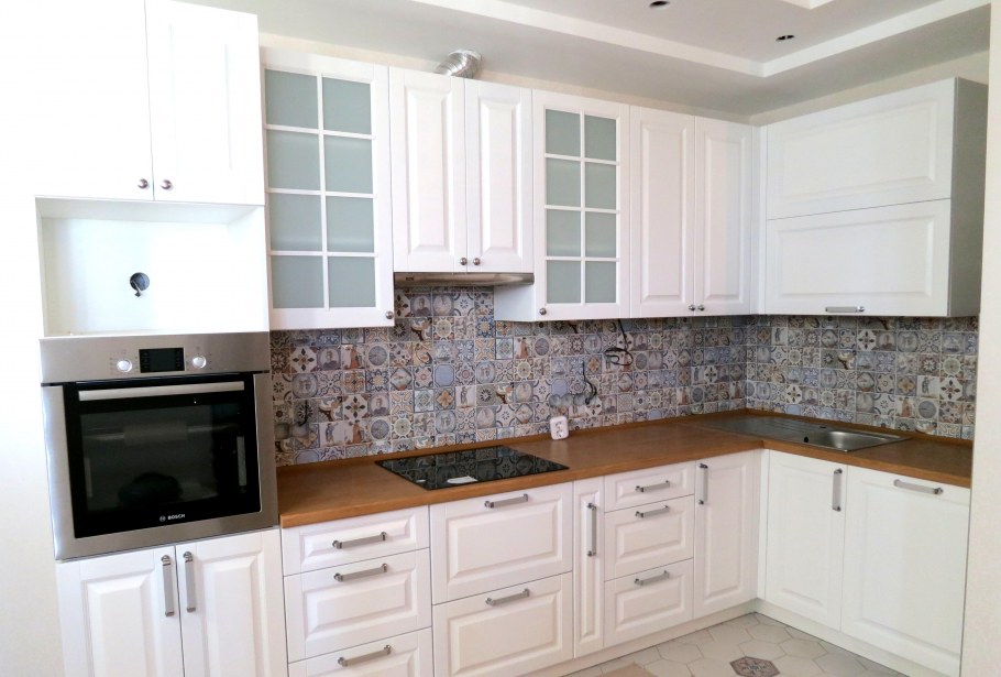 Кухня Будбин белая с деревянной столешницей