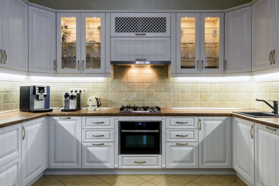 Фасад кухни с фрезерованными линиями