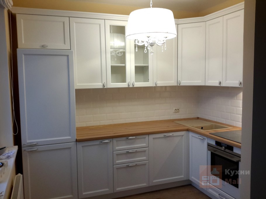 Угловая кухня белая рамочные фасады