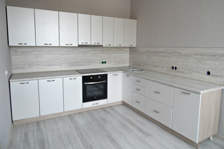 Белый глянцевый с фрезеровкой фасад кухни