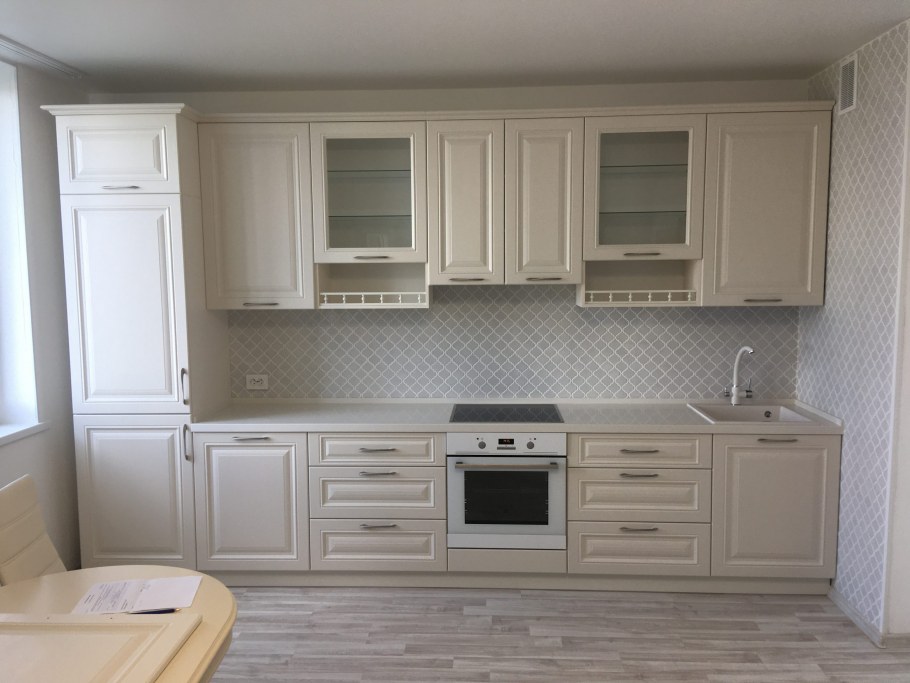 Кухня с фрезерованными фронтами белая