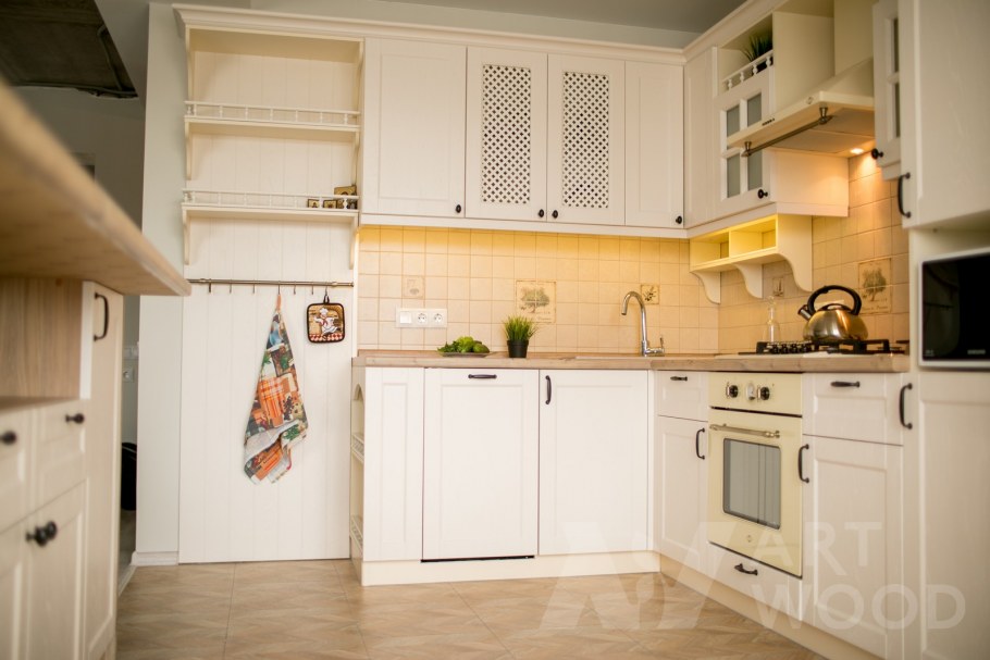 Кухонный гарнитур белый глянец и дерево