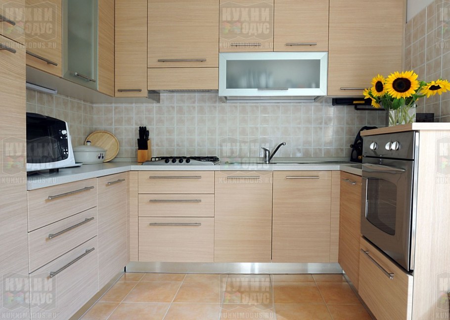 Бежевая кухня под дерево