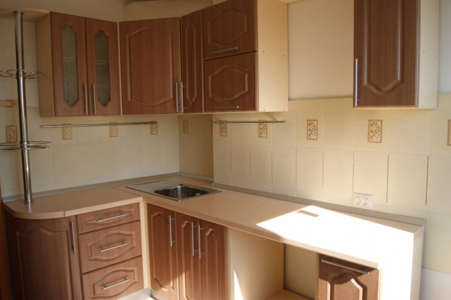 Кухонный гарнитур с бежевой столешницей