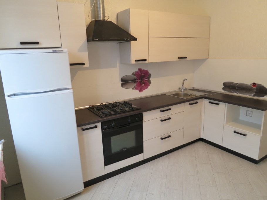 Бежевая кухня с черными ручками