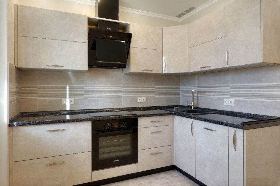 Бежевая столешница на кухне