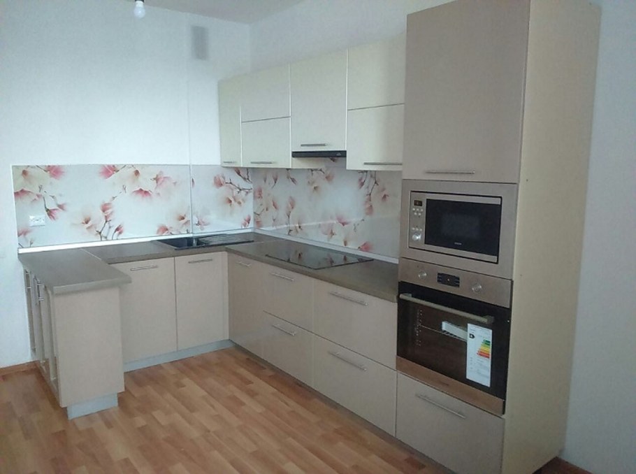 Бежевая кухня и бежевая бытовая техника