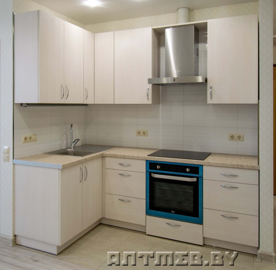 Белая мебель кухонная с бежевой столешницей