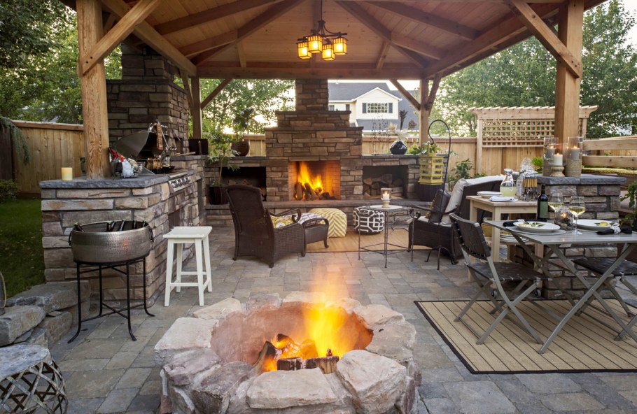 Внутренний двор с зоной барбекю