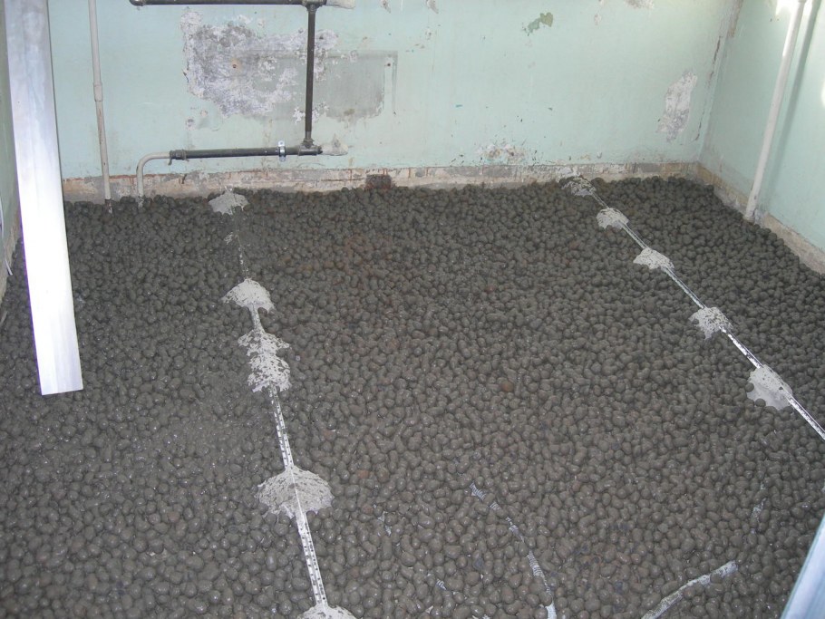 Бетонирование пола по маякам