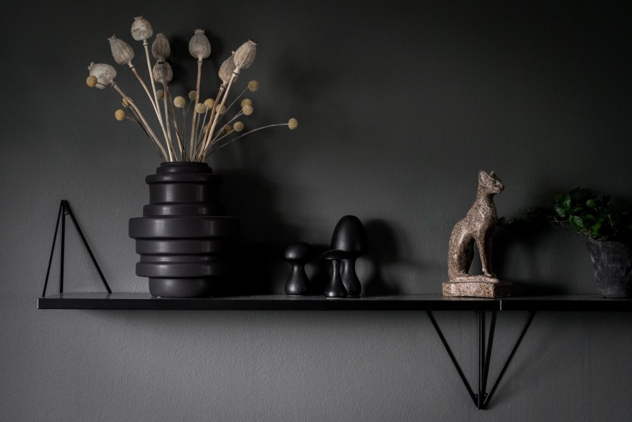 Чёрные интерьерные предметы