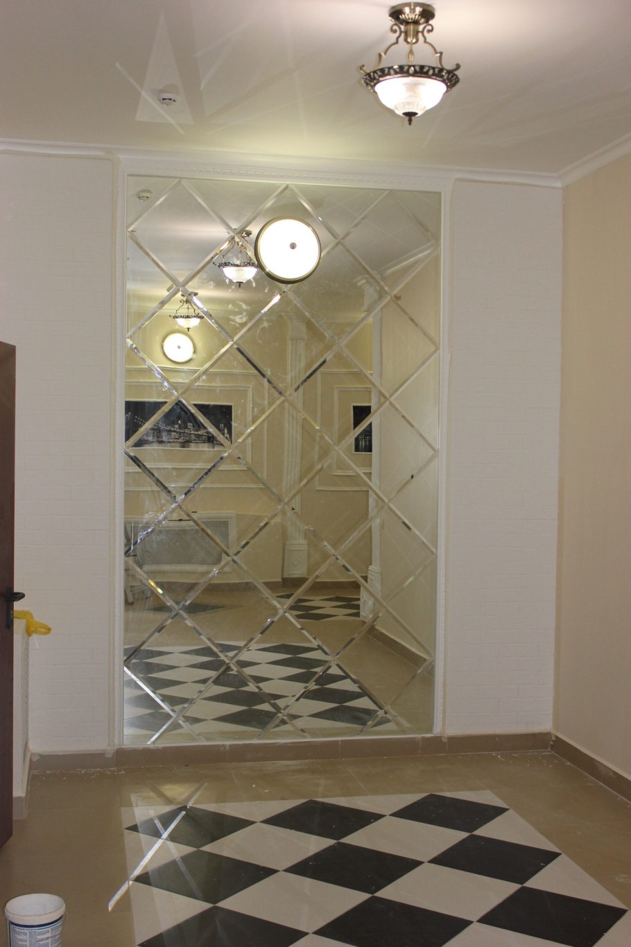 Зеркальная плитка в прихожей на стене