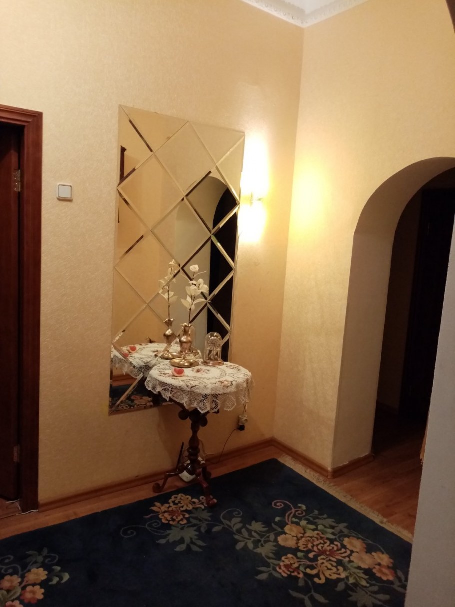 Зеркальная мозаика на стене