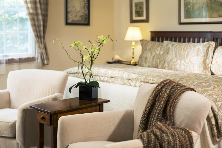 Обои для гостиной комнаты в светлых тонах