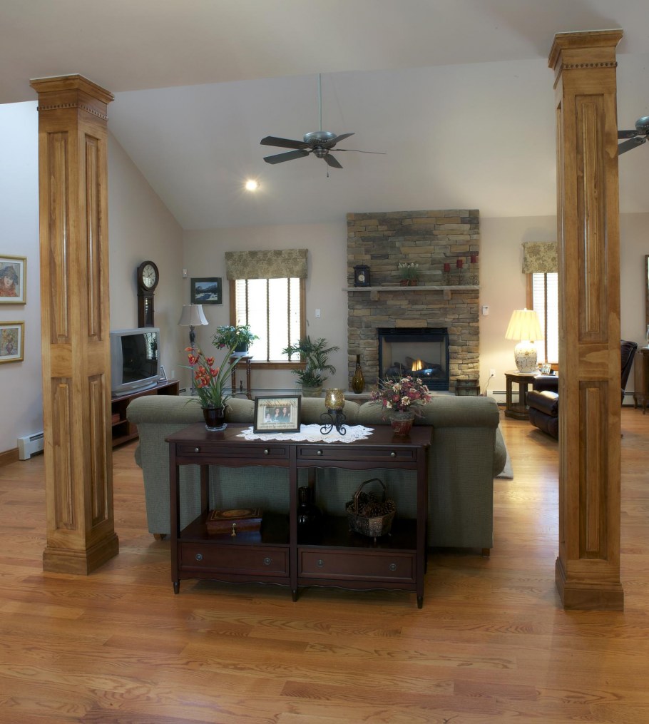 Деревянные столбы в интерьере