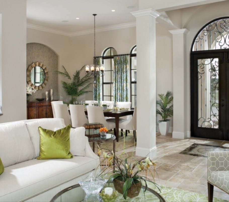 Колонна с лавочкой в интерьере гостиной