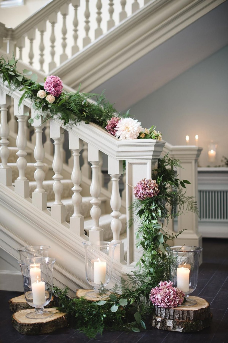 Украшение лестницы цветами