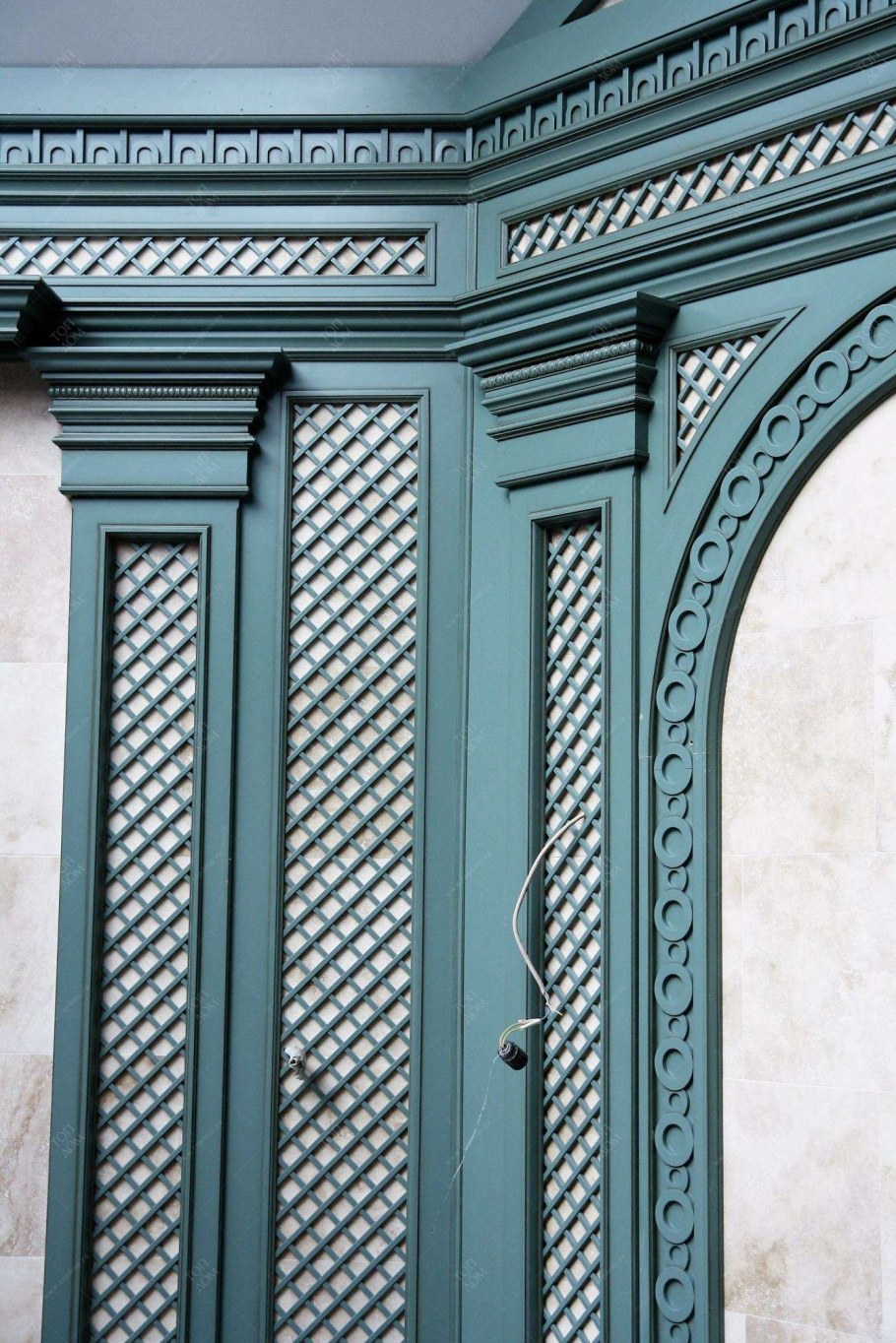 Усадьба с деревянными резными панелями