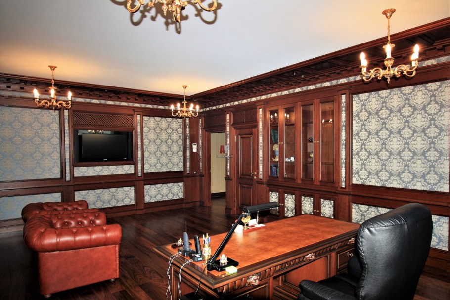 Отделка красным деревом