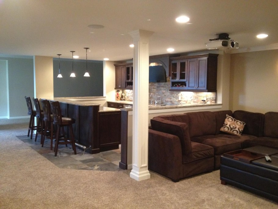 Барная стойка в цокольном этаже