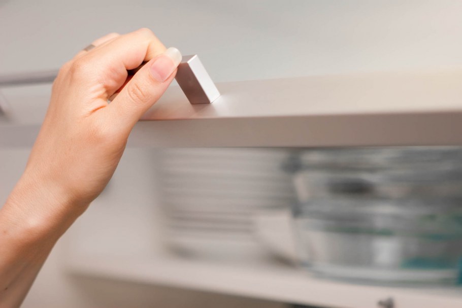 Прикасаться к мебели