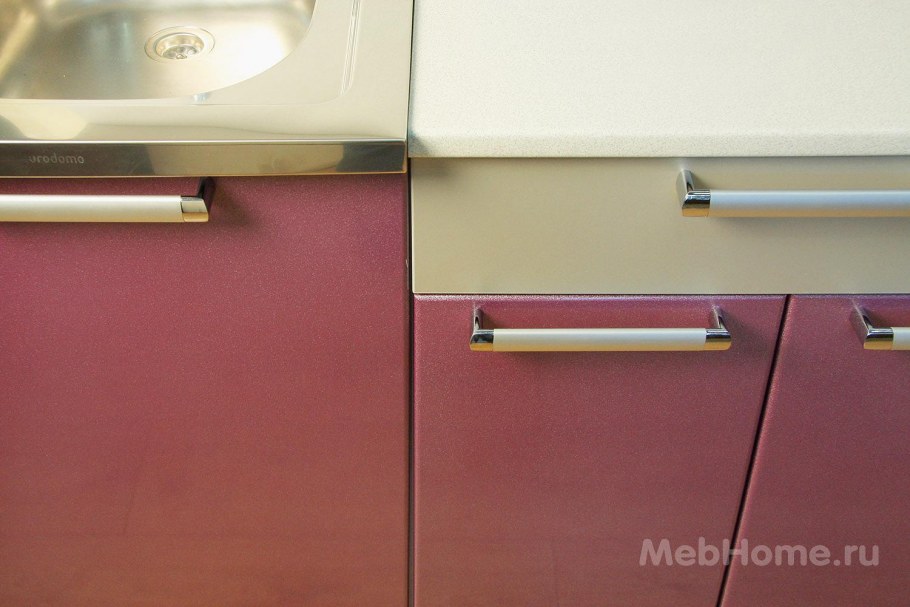 Горизонтальные ручки на фасадах кухни