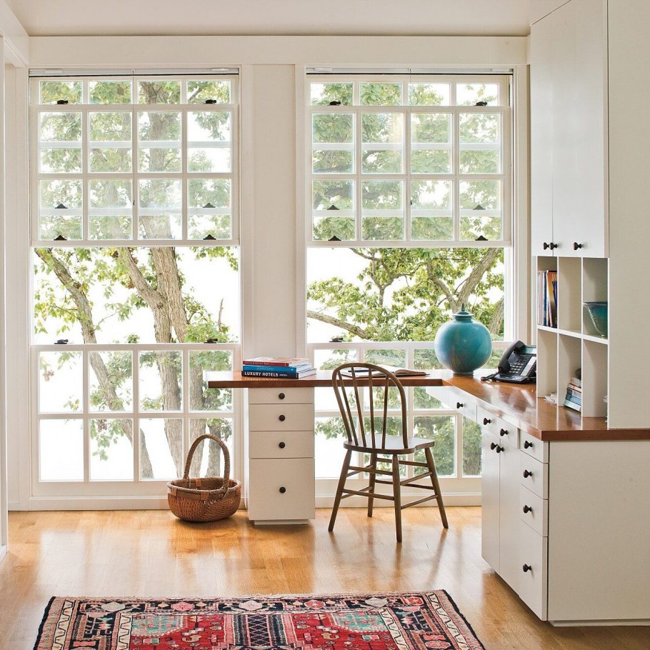 Стол у окна в пол