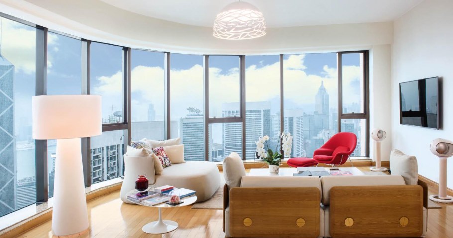 Кровать вдоль окна в детской