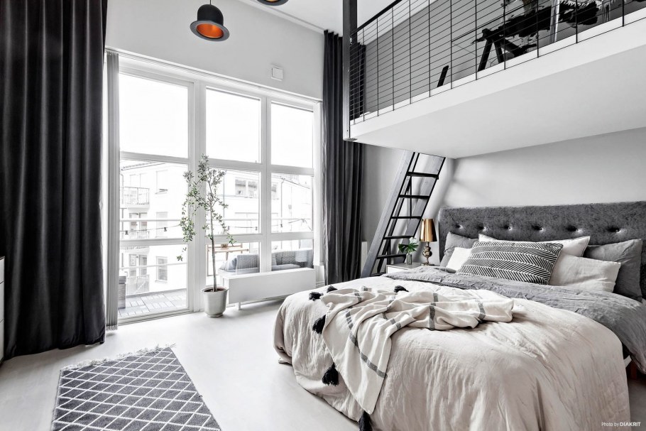 Письменный стол вдоль окна