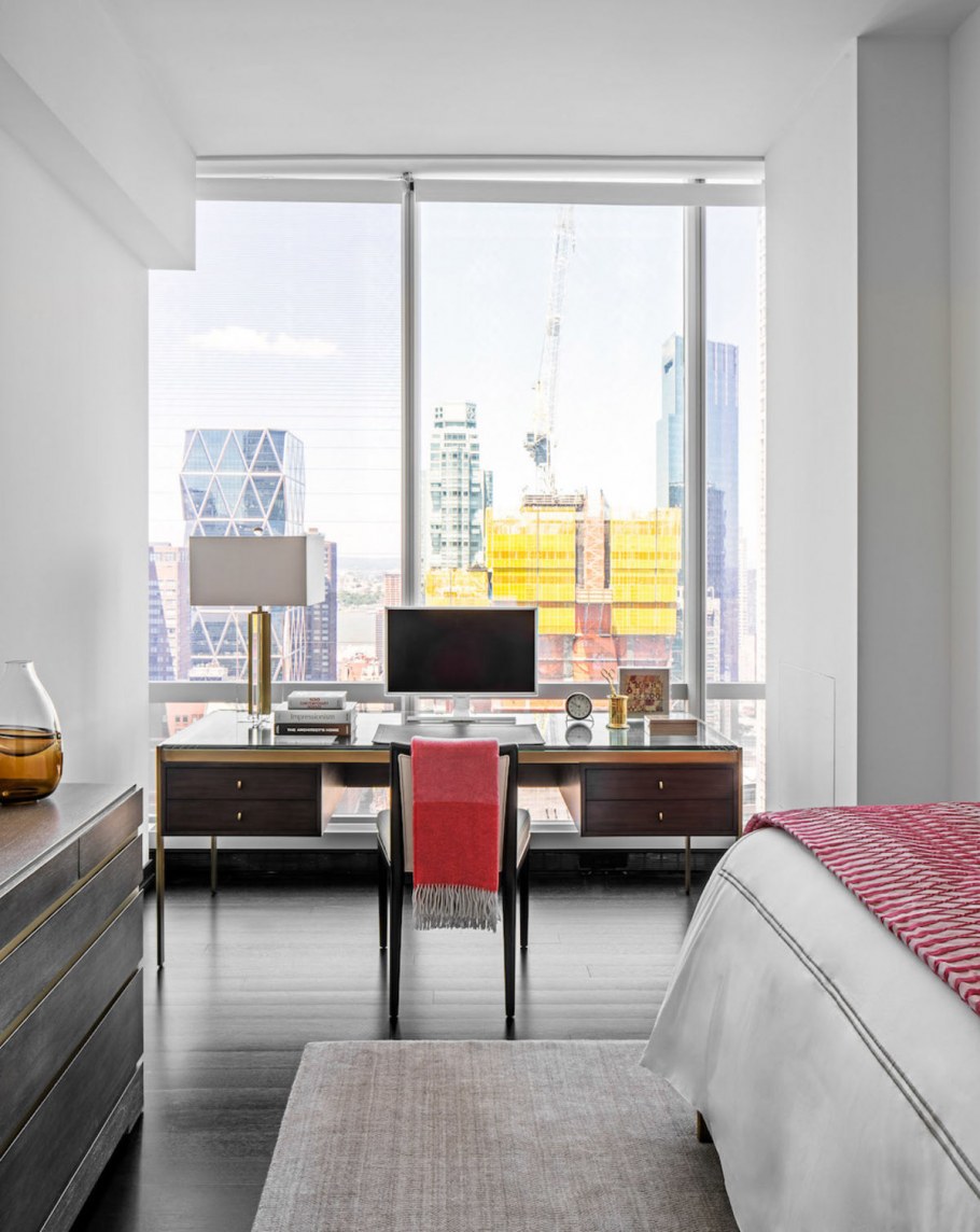 Стол у панорамного окна