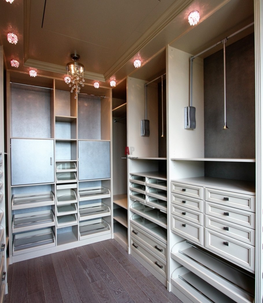 Светильник слот в интерьере гардеробной комнаты