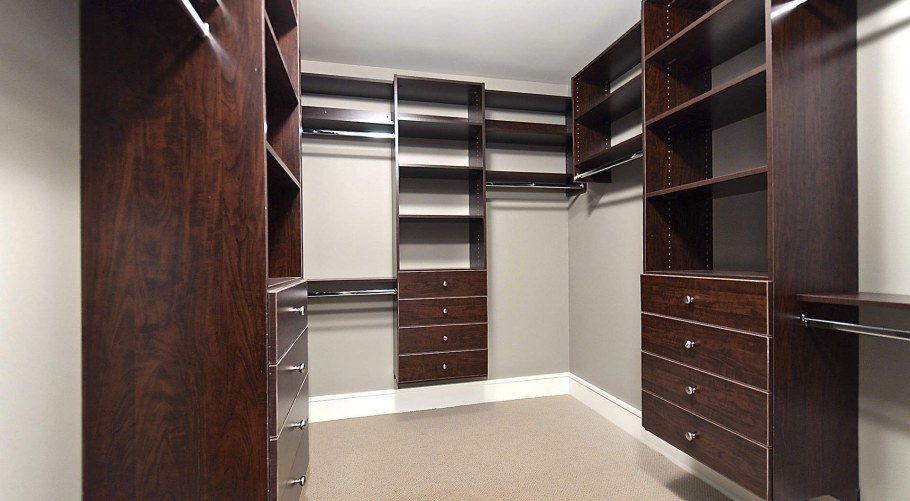 Гардеробная комната под стену