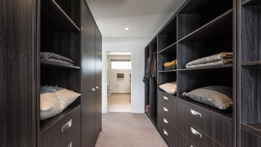 Гардеробная с холодильником внутри