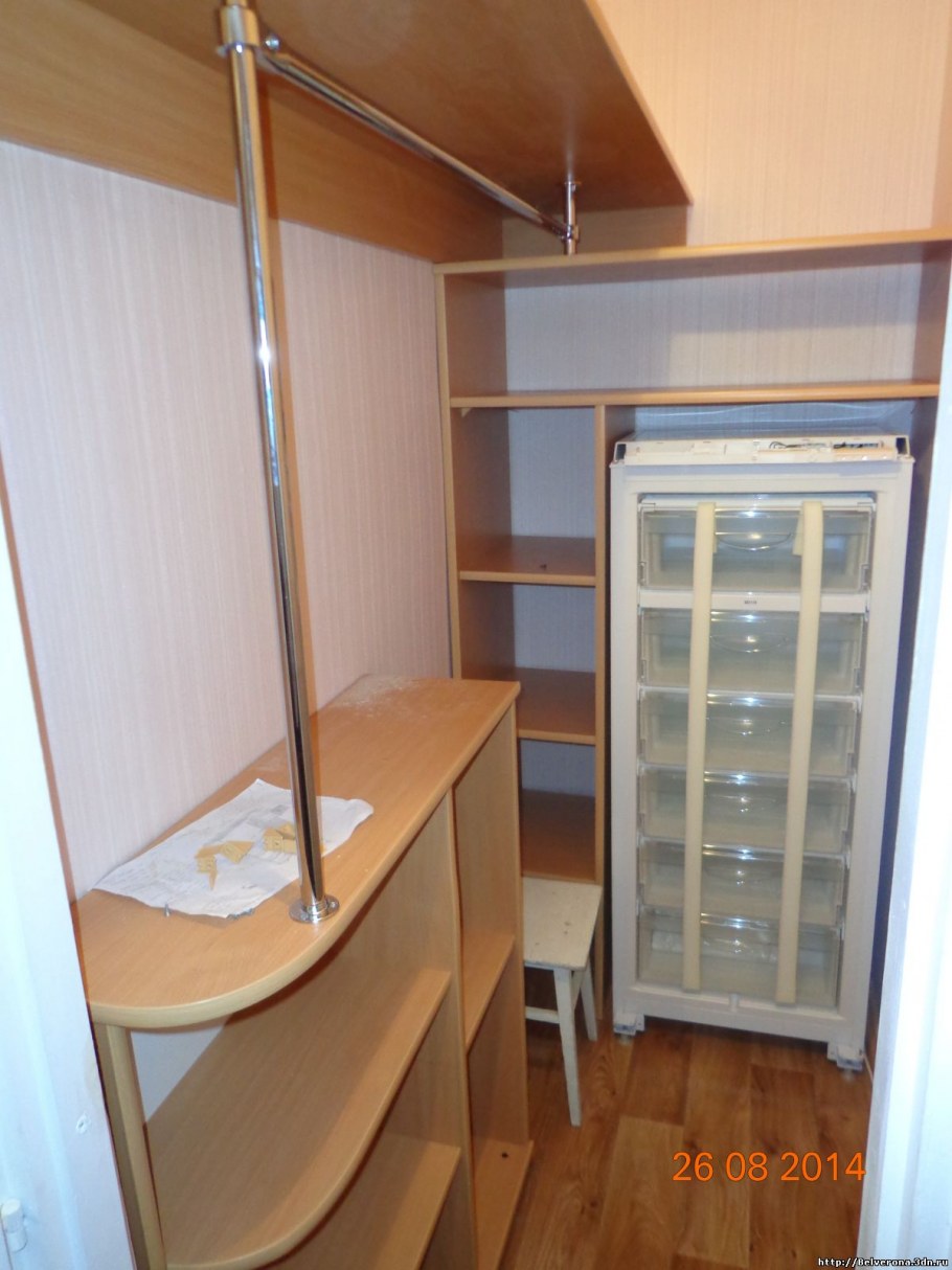 Холодильник в кладовке