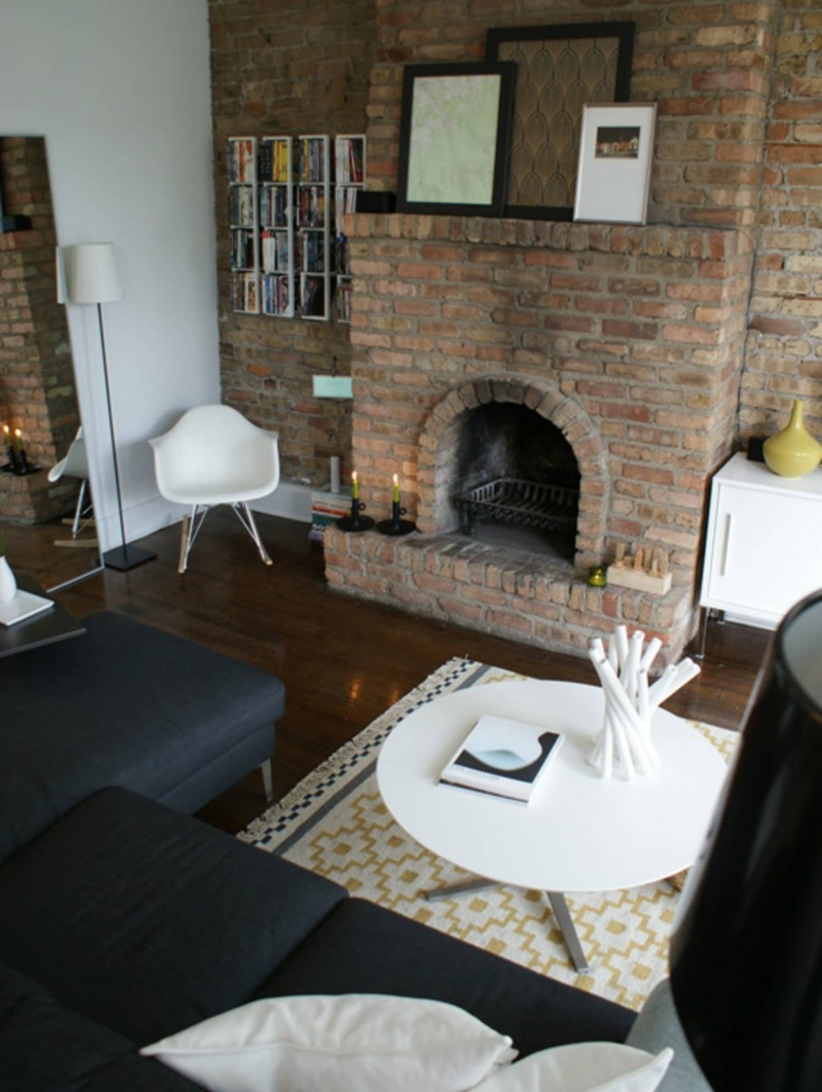 Кирпичная стена с камином