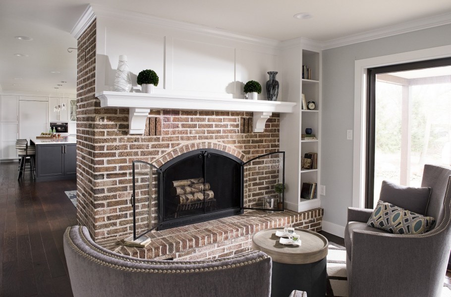 Белый камин в интерьере